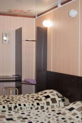 Гостиница Drova Выборг Двухместный номер с 2 отдельными кроватями и видом на озеро-1